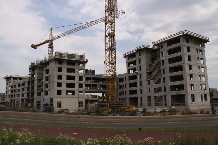 Betonskelet bouwplaats met ondersteuningsconstructie